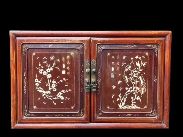 Coffre antique &agrave; deux portes de style Ningbo avec incrustations d'os sur bois dur