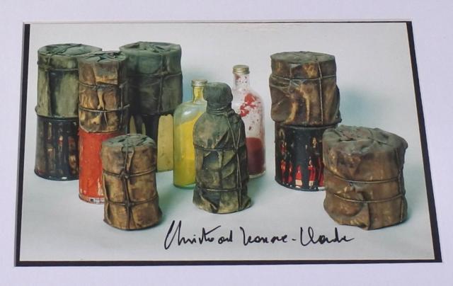 Christo &amp; Jeanne-Claude - gesigneerde postkaart &ndash; Wrapped bottle and cans