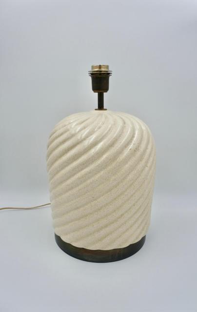 Tommaso Barbi Mid-Century cr&egrave;mekleurige keramische en messing Italiaanse tafellamp, jaren 70