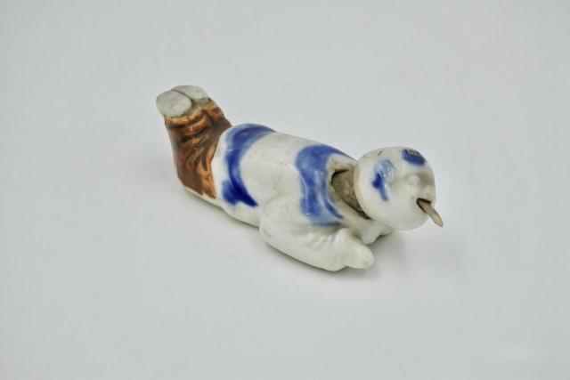 Japanse Meiji-periode Hirado-porseleinen netsuke van een kind met beweegbaar hoofd en tong