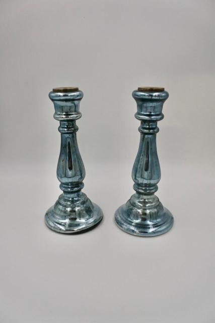 Paar antieke kandelaars in blauw kwikzilverglas