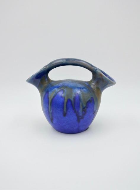 Kruikvormige vaas met twee tuiten, van blauw en groen geglazuurd steengoed, door Gilbert M&eacute;t&eacute;nier