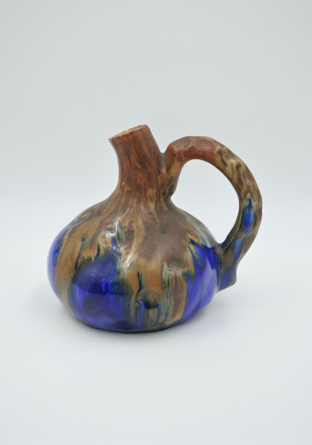 Pompoenkruik van blauw en bruin geglazuurd steengoed door Gilbert M&eacute;t&eacute;nier