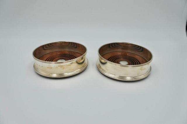 Twee Elizabeth II sterling zilveren flessenhouders, Londen, 1995, J.A. Campbell