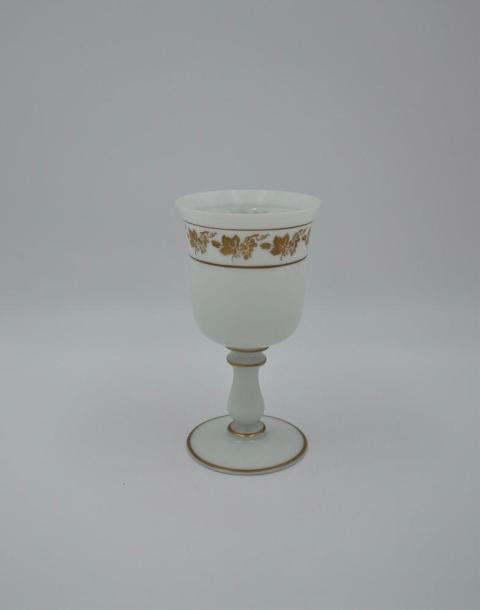 Antieke beker van wit opalineglas met gouden versiering