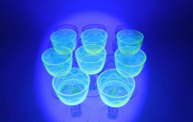 Set van 8 gegraveerde uranium wijnglazen